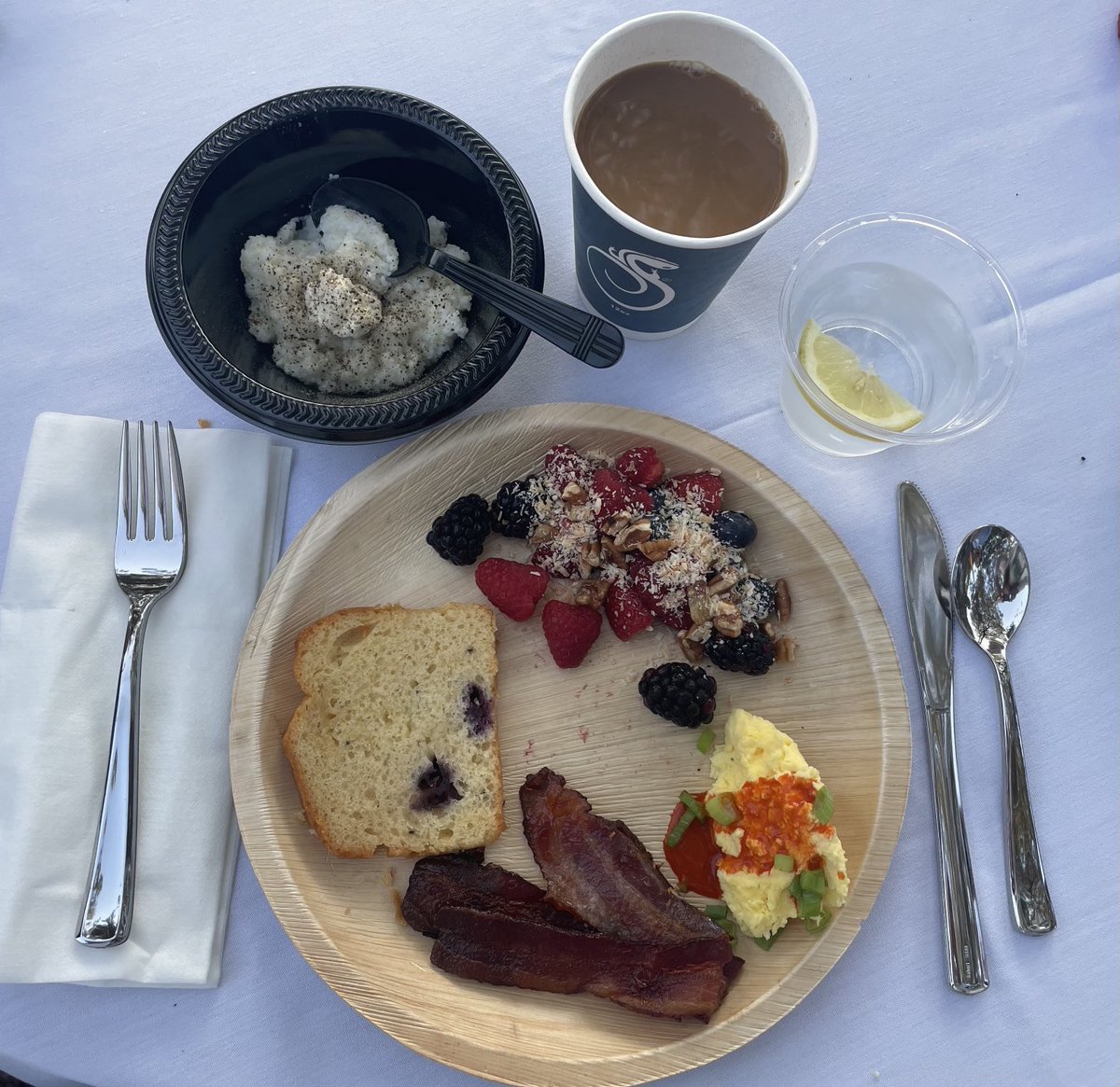 kate944032's tweet photo. #breakfastsomewhere which in the South USA includes grits https://t.co/zAMJpbzwew