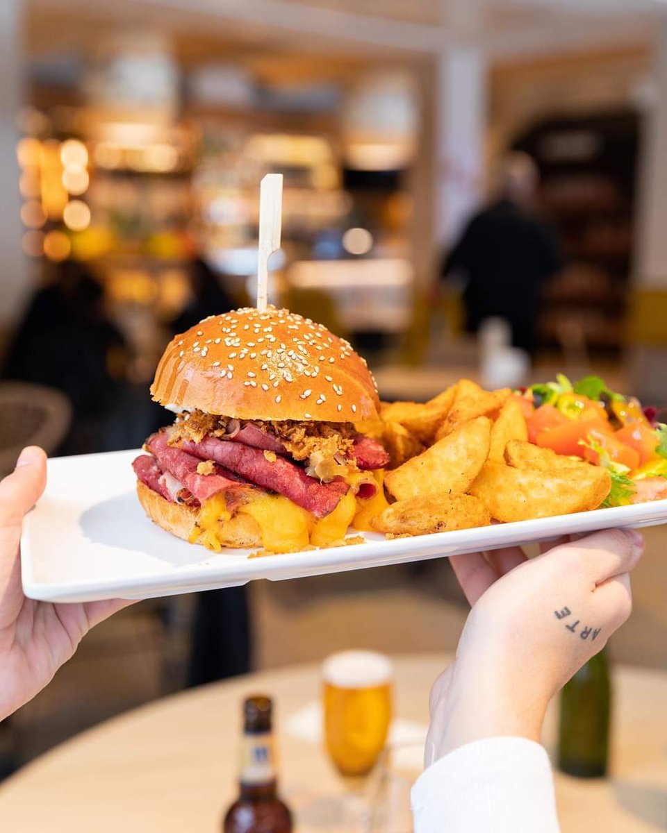 ¿Has probado esta delicia?🤤
Nuestra burger pastrami contiene los mejores ingredientes para convertir tu burger en algo fascinante🤩.

#LaCanasta #Malaga #Sevilla #gastronomia #FoodPasion #restaurante #weloveMalaga