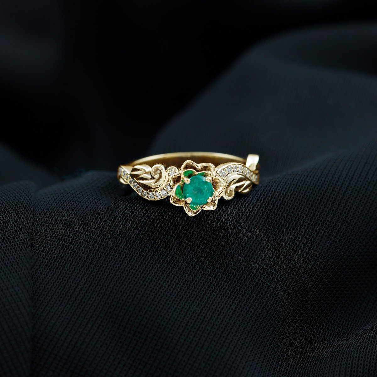 amazon.com/dp/B0B4G79MC9

#ring #emeraldring #emerald #gemstone #jewelry #emeraldjewelry #floralring #engagementring #emeraldengagementring #ringstyle