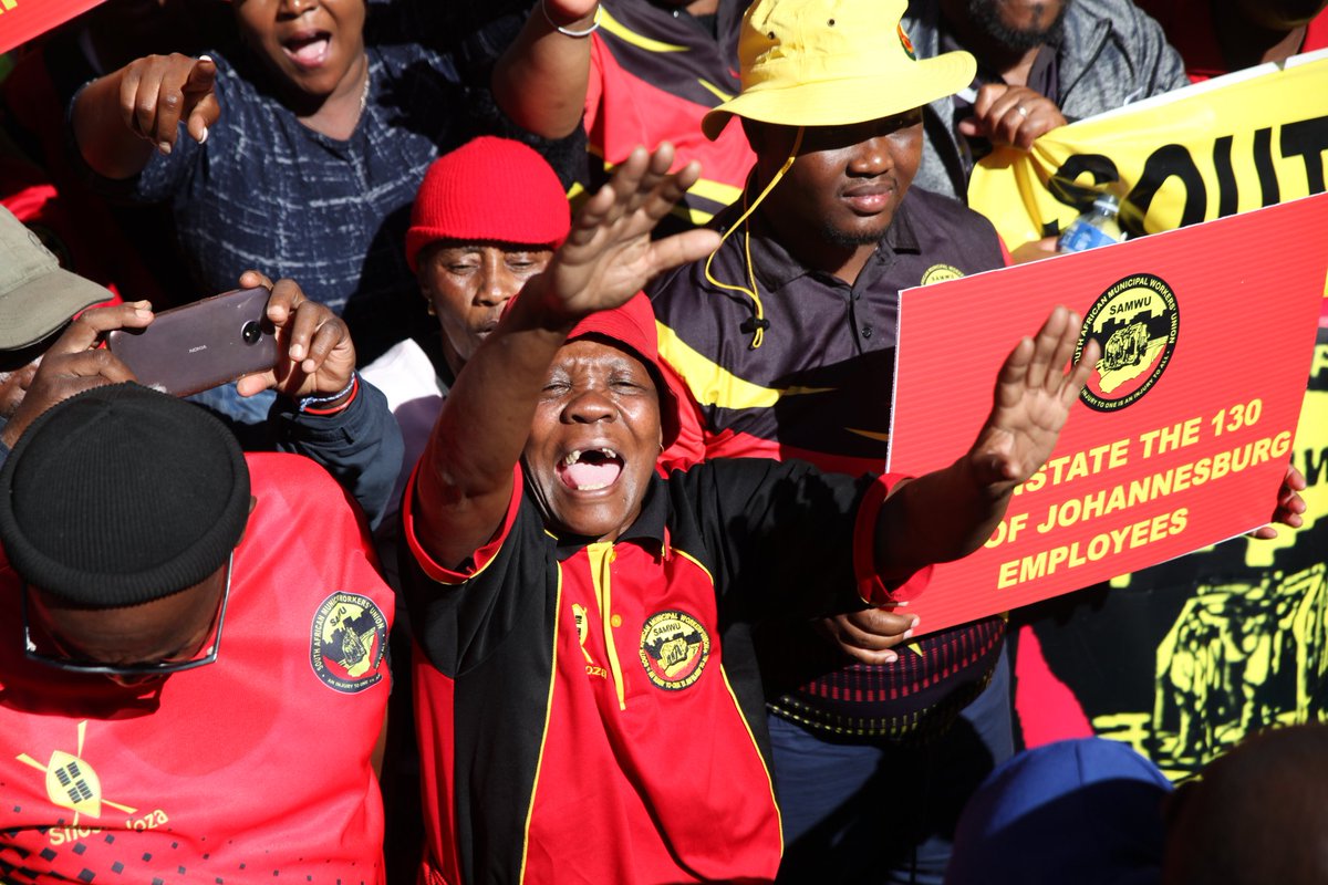 Koena1GP's tweet image. [IN PICTURES] SAMWU filled the streets in Newtown as they were to hand in a memorandum of demands to Panyaza Lesufi @Lesufi and Fikile Mbalula @MbalulaFikile. #SAMWU @SowetanLIVE @KayaNews @Newzroom405 @dailymaverick @TimesLIVE