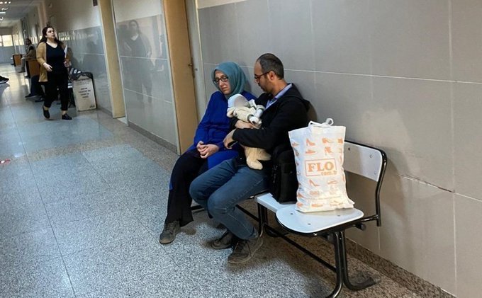 Hainlendiniz's tweet photo. İki gün önce tutuklanarak bebeğiyle birlikte Denizli Cezaevi’ne konulan iki çocuk annesi, ev hanımı Hilal Keser’in annesi:
“Ne olursunuz sesimizi duyun. Küçücük bebek cezaevine girer mi?”

İkiAylıkBebek Cezaevinde https://t.co/XJx8JvpLcM