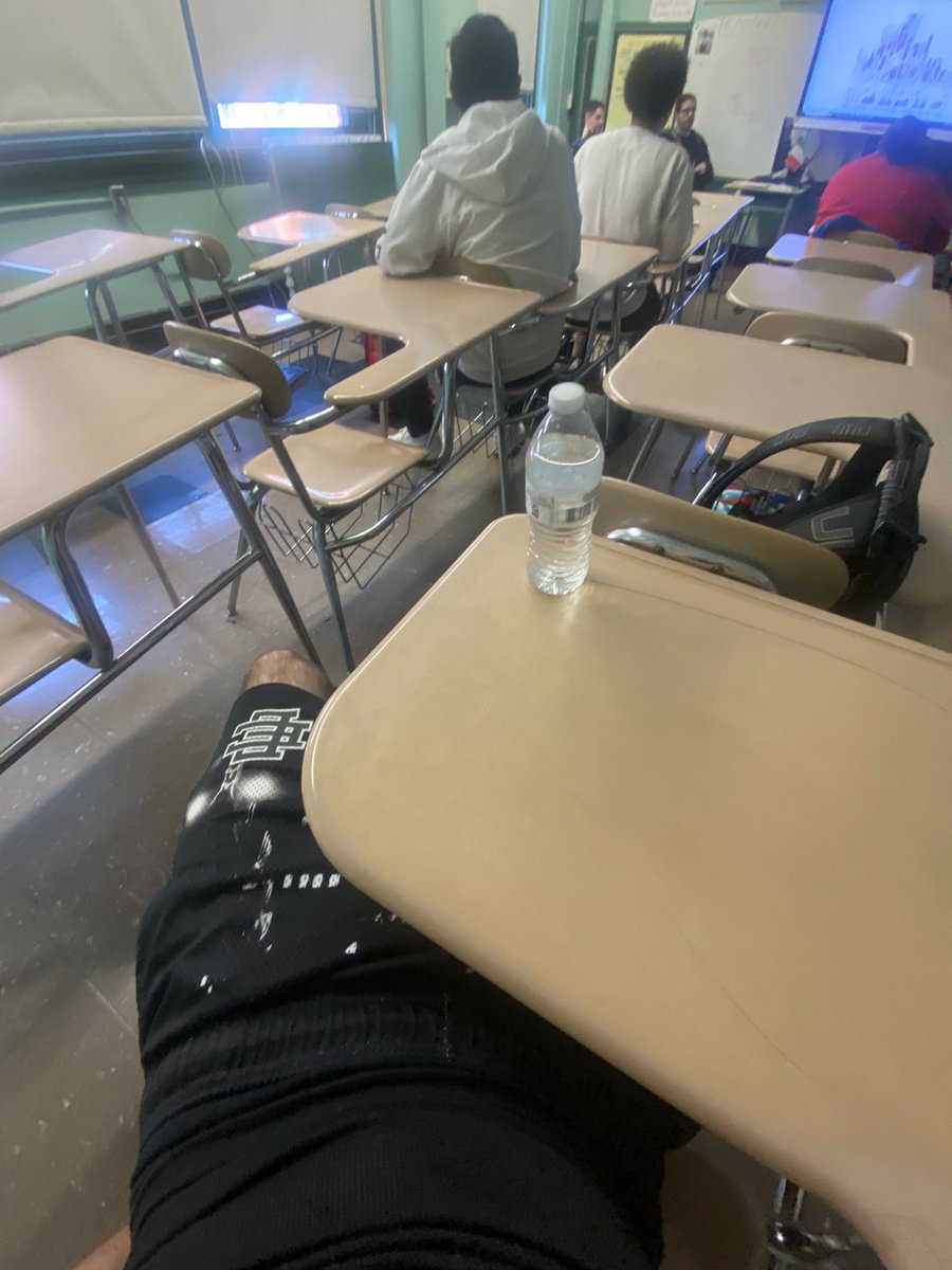 xMattdaGreat's tweet photo. I don’t know why I show up I have all 20s in all my classes😭 https://t.co/JK64NwUrsg