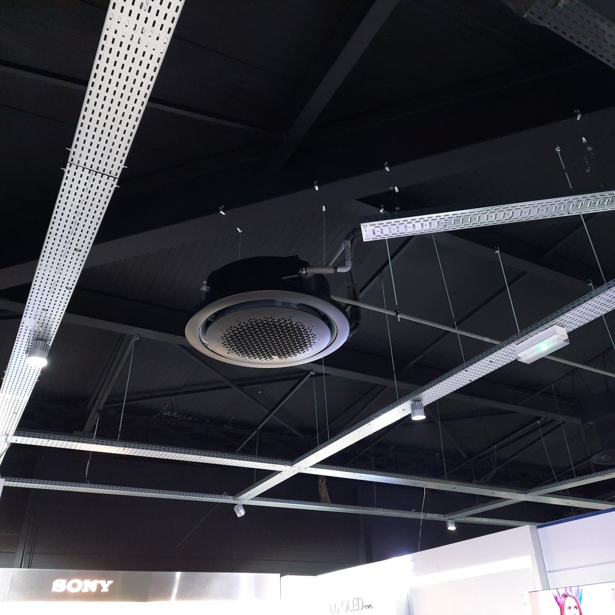 guyader_froid's tweet photo. Installation de la climatisation au
@boulanger Quimper
Groupe extérieur DVMS 2TUBES et 9 cassettes 360 gestion centralisée qui permettent d’assurer un confort optimal été comme hiver mais également une gestion énergétique optimisée.
Un grand merci à toutes nos équipes https://t.co/GZPk7vfh0J