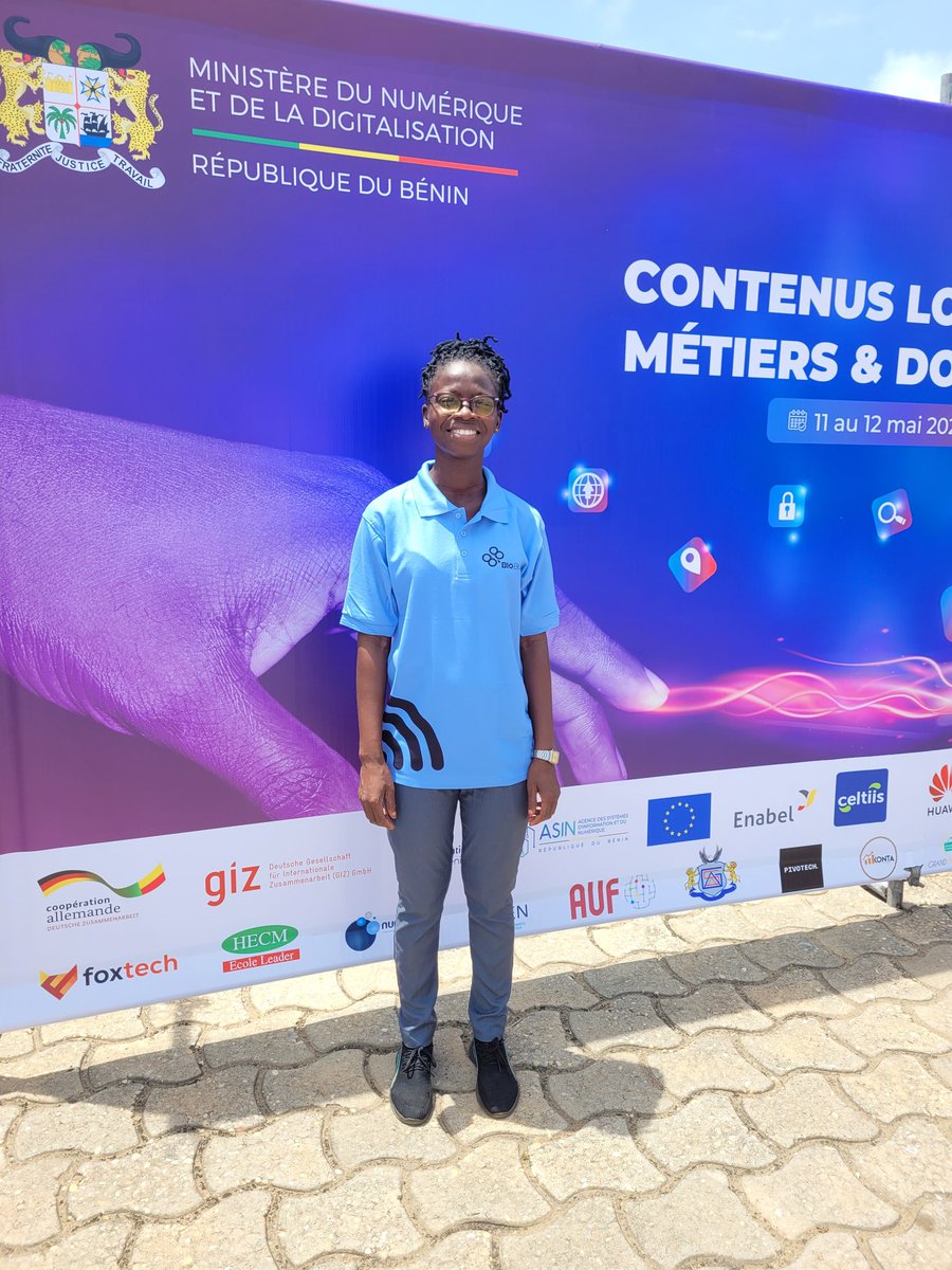 DAuxiliatrice's tweet photo. Nous y sommes le #BloBUS au SENIA ça parle de la #démocratisation_du_numérique de #iA
@BLOLAB_BENIN
#SENIA
#waseho
#Ministère_dunumeriqueetdeladigiti https://t.co/wgHdItweif