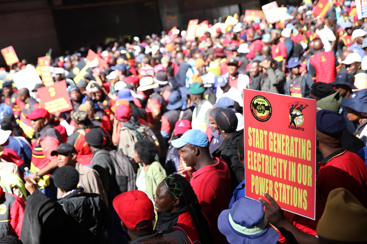 Koena1GP's tweet image. [IN PICTURES] SAMWU filled the streets in Newtown as they were to hand in a memorandum of demands to Panyaza Lesufi @Lesufi and Fikile Mbalula @MbalulaFikile. #SAMWU @SowetanLIVE @KayaNews @Newzroom405 @dailymaverick @TimesLIVE