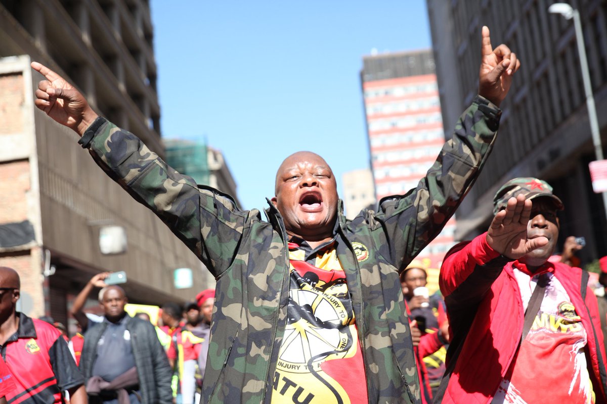 Koena1GP's tweet image. [IN PICTURES] SAMWU filled the streets in Newtown as they were to hand in a memorandum of demands to Panyaza Lesufi @Lesufi and Fikile Mbalula @MbalulaFikile. #SAMWU @SowetanLIVE @KayaNews @Newzroom405 @dailymaverick @TimesLIVE