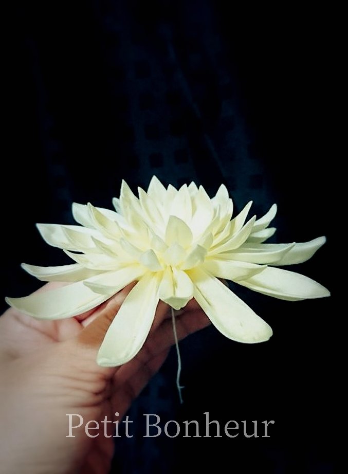rentiaac's tweet photo. お久しぶりです！
春の花々を見ていたら作品を作りたい気持ちが湧いてきて一つ試作中です✿
まだ途中ですが大輪菊になります☺
久しぶりの作品作り夢中になってしまいますね( ˊᵕˋ* )♩˖*♬೨̣̥
#つまみ細工 
#ハンドメイド作品 
#ハンドメイド好きな方と繋がりたい https://t.co/dRjnMiUiCh