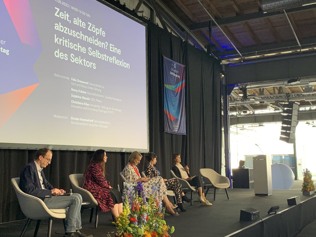 stefandt's tweet photo. Der Frisurvorschlag von @romykraemer für die Stiftungszukunft beim #dst23 bekommt lauten Applaus, aber auch empörtes Flüstern und gekreuzte Arme: Nicht mehr Einzelne sollen über riesige Vermögen verfügen. Machtverschiebung. https://t.co/iICdr3Mffd