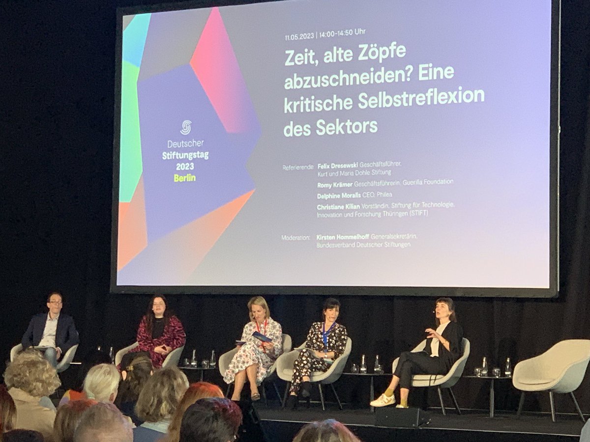 stefandt's tweet photo. Der Frisurvorschlag von @romykraemer für die Stiftungszukunft beim #dst23 bekommt lauten Applaus, aber auch empörtes Flüstern und gekreuzte Arme: Nicht mehr Einzelne sollen über riesige Vermögen verfügen. Machtverschiebung. https://t.co/iICdr3Mffd