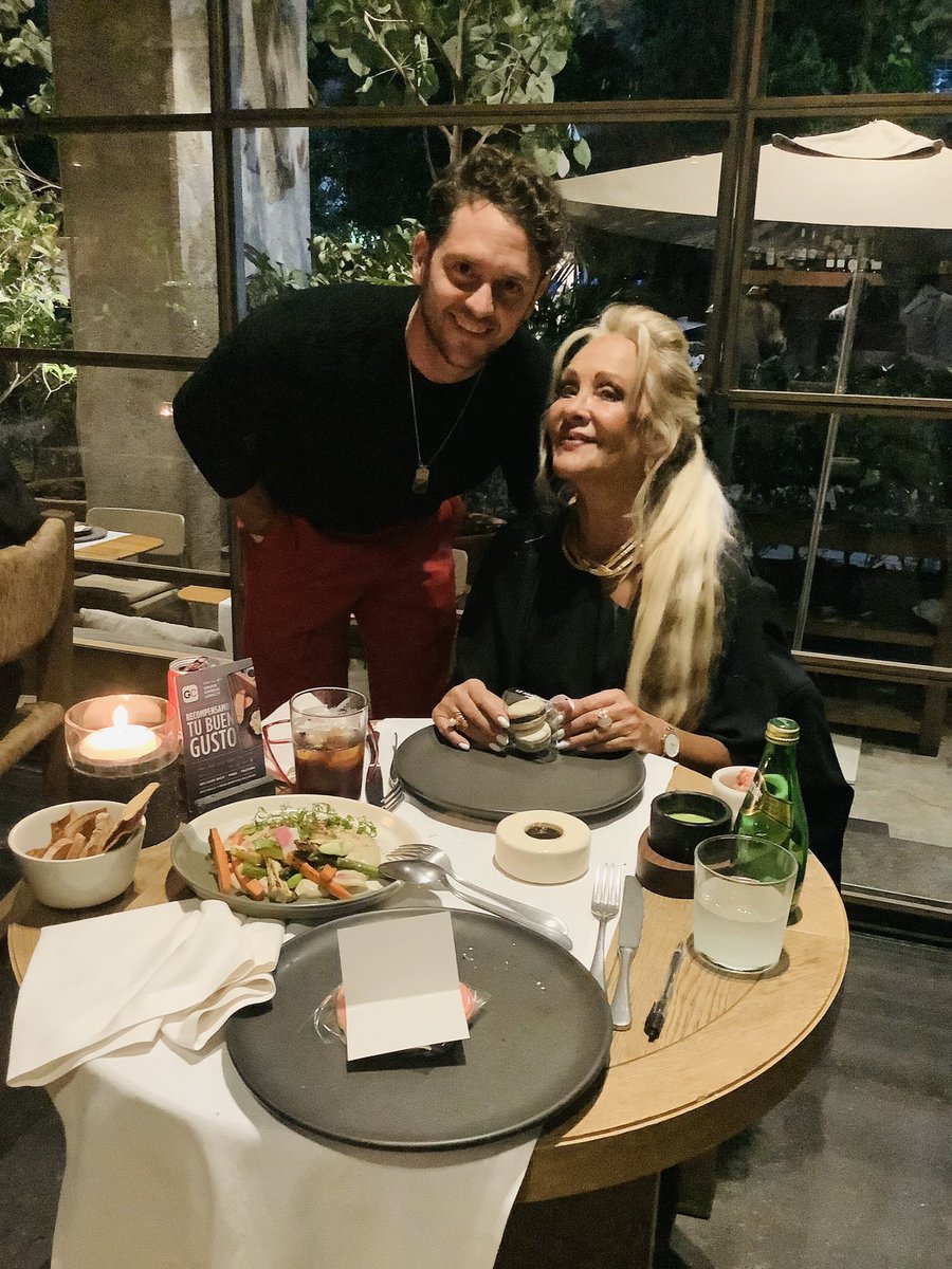 VonUckermannFC's tweet photo. #Foto | Christopher Uckermann (@christopheruck) e sua mãe Alexandra ontem em jantar em comemoração ao dia das mães 😍💜 https://t.co/tTcc5q3MqS