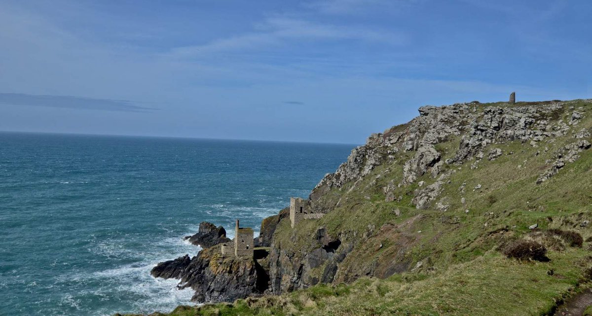 Have you ever visited #Botallack and seen the Crowns engine houses clinging to the foot of the cliffs? wearecornwall.com/things-to-do/p… #placestosee #cornwall