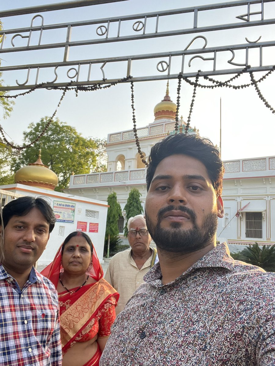 ImVishalSingh07's tweet photo. संत शिरोमणि श्रीं जंगली बाबा का दर्शन प्राप्त हुआ 🙏🏻 #Ballia  #garwar #jaihojanglibaba https://t.co/Yq446AUqLO