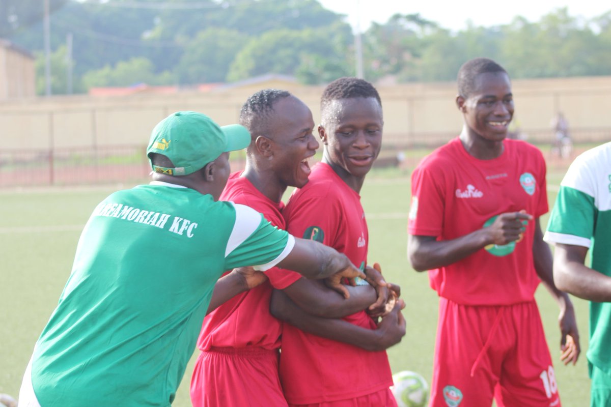 KarfamoriahFoot's tweet photo. Des sourires et motivations ce matin à l'entraînement avant le match de demain contre le Manden FC de Siguiri pour la clôture de la phase aller du championnat #ligue2pro
#KFCMFC
#Journée13
#karfamoriahFC
#KFC 
#Noussommes🟢⚪️ https://t.co/AuAYsDIzPl
