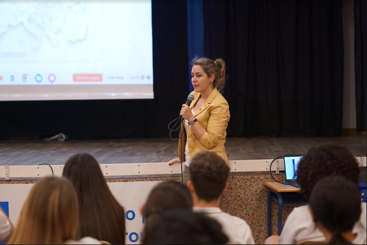 🇪🇺 Pel #DiaEuropa, la nostra doctoranda Marina Carré va fer una xerrada sobre #Europa en femení al <a href="/SantGabrielBCN/">Sant Gabriel BCN</a>.
La xerrada forma part del projecte Matí de la #Recerca a Catalunya.

🙌♀️ La Marina va parlar sobre les fundadores d'Europa. I tu, les coneixes?