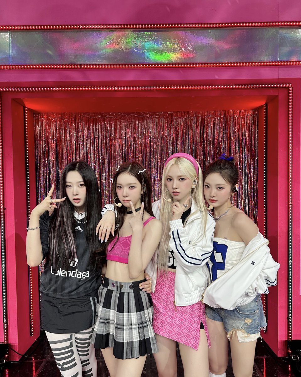 aespa_official's tweet photo. 🖤🩷🤍🤙🥵

#aespa #æspa #에스파
#MYWORLD #aespa_MYWORLD
#Spicy #aespa_Spicy
#MCOUNTDOWN https://t.co/NKAnBOIEhe