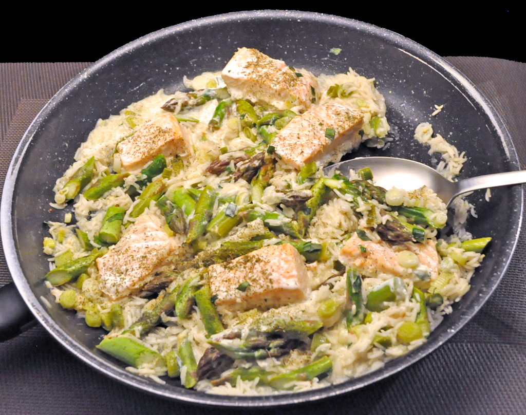 Salmon &amp; Asparagus Skillet trbr.io/ycnj55L via @katethyme