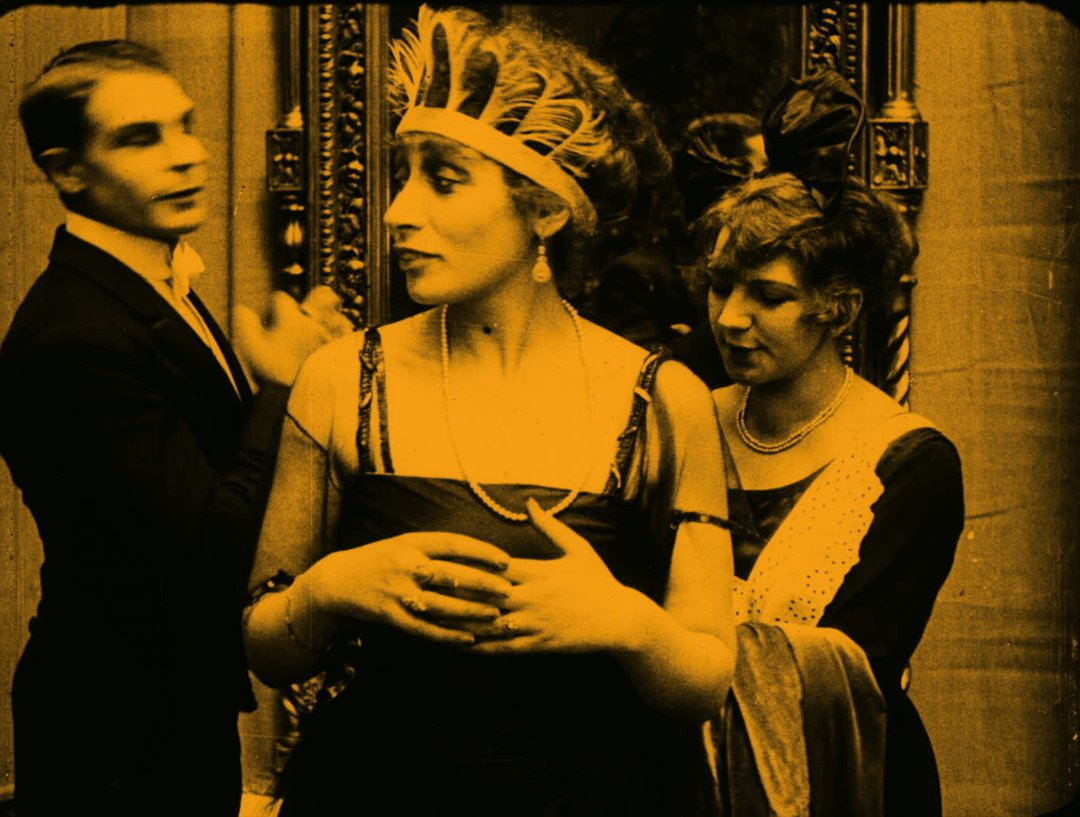 KerstinHerlt's tweet photo. Screenwriter and actrice Jane Bess was one of the most productive film pioneers of the Weimar era. The exhibition #WEIMAR WEIBLICH” @dff sheds light on the forgotten women working in the film industry.  https://t.co/00Tk5b586Y #Diversity #Debias https://t.co/W27m70uIoH