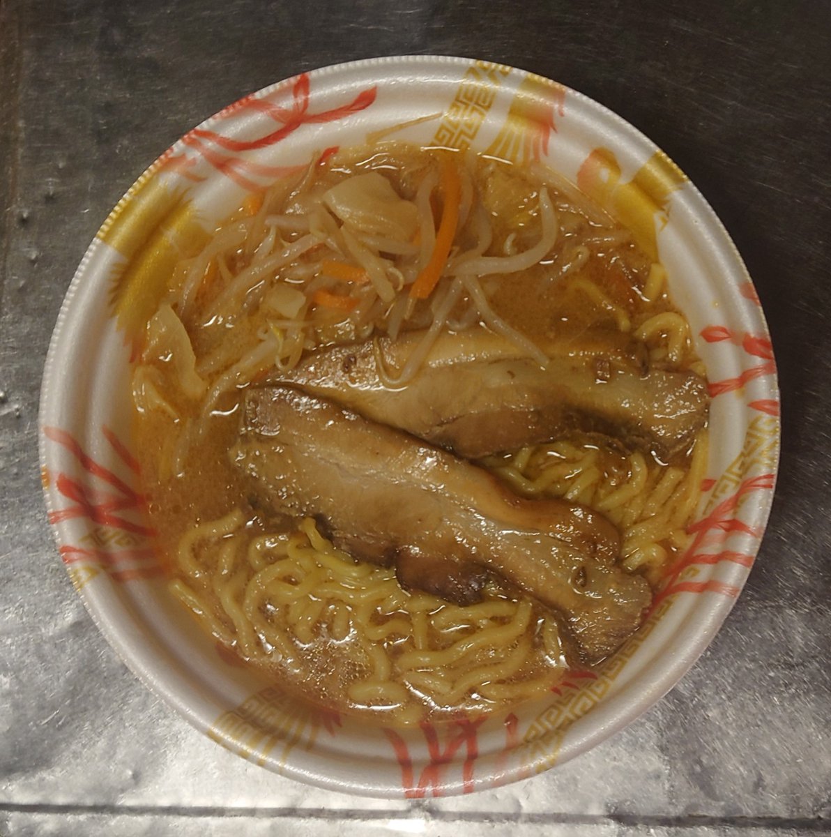 SEXY_GEORGE_'s tweet photo. #みそきん
こだわりの麺 味噌ラーメン🍜
やや濃いめの味に野菜とチャーシュー2枚入り税込み431円😇
デザートは納豆ハートマークご飯🥰♥
みそきんって何🤔？
#Heartsymbol #哀愁伝わりますか #八戸テイクアウト #マエダストア #味噌ラーメン #納豆 #Natto #納豆ご飯 https://t.co/FaYJXNlorU