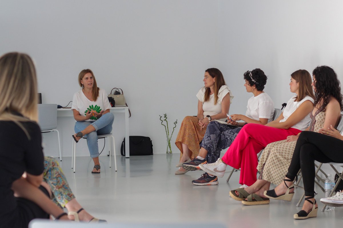 IEplena's tweet photo. Gracias a todos/as por acompañarnos en la formación De relaciones "tóxicas" a relaciones conscientes y saludables de @fguma con Natalia Ramos @nsy_rd el pasado fin de semana. Un placer compartir esta experiencia tan positiva #aprenderasentir #pinep #gestionemocional #Mindfulness https://t.co/65CzNZJfUK