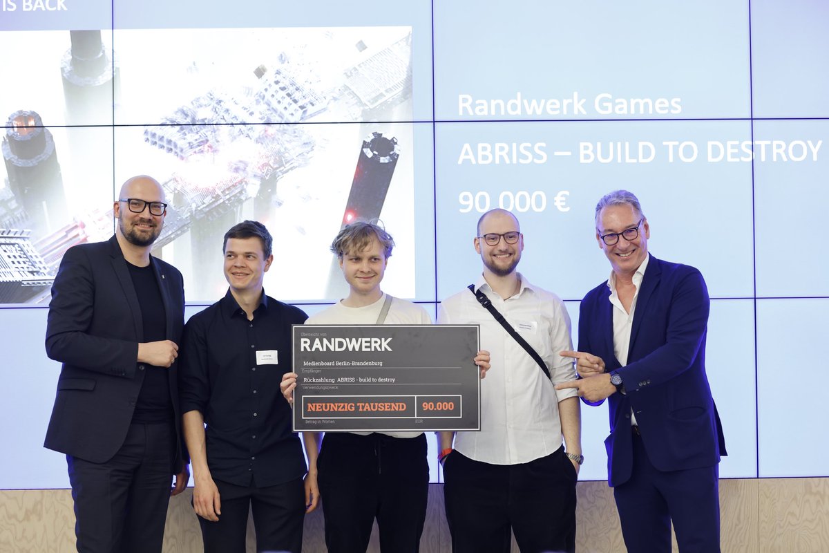 medienboard's tweet photo. 💥💰 4 x Scheck is Back für’s MBB! 4 erfolgreiche Spiele zahlen insg. 370.000 Förderung zurück - Glückwunsch, danke, weiter so! 💥 @randwerk / Abriss, @maschimensch / Curious Expedition 2, #CraftingLegends / @DeathTrash und @PointBlankG4mes / @straybladegame #MBBGamesSpring2023 https://t.co/kWfmWGaMJp