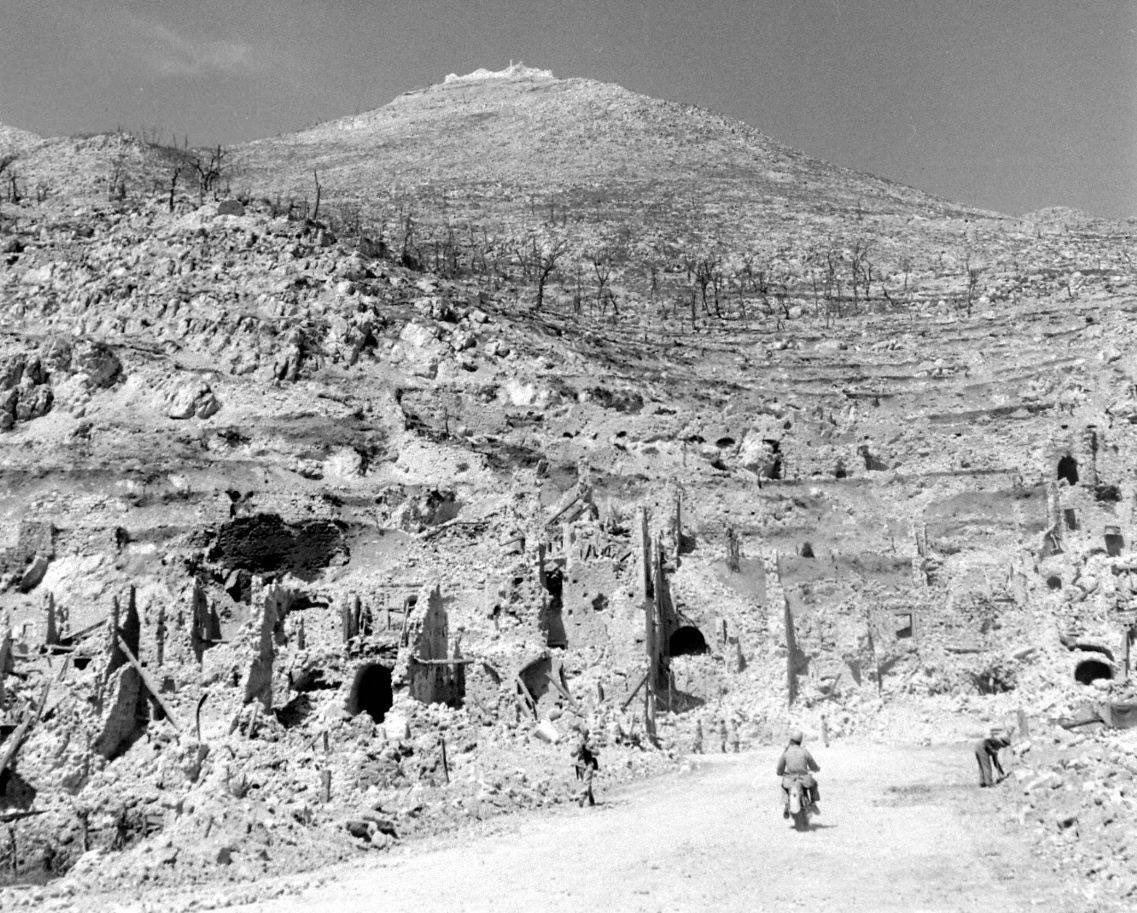 The Fourth and final Battle of Cassino began #OTD in 1944 which would lead to the capture of the Monte Cassino monastery by Polish forces. This Life Image by George Silk shows the ruins of Cassino still dominated by the monastery in the summer of 1944. #WW2