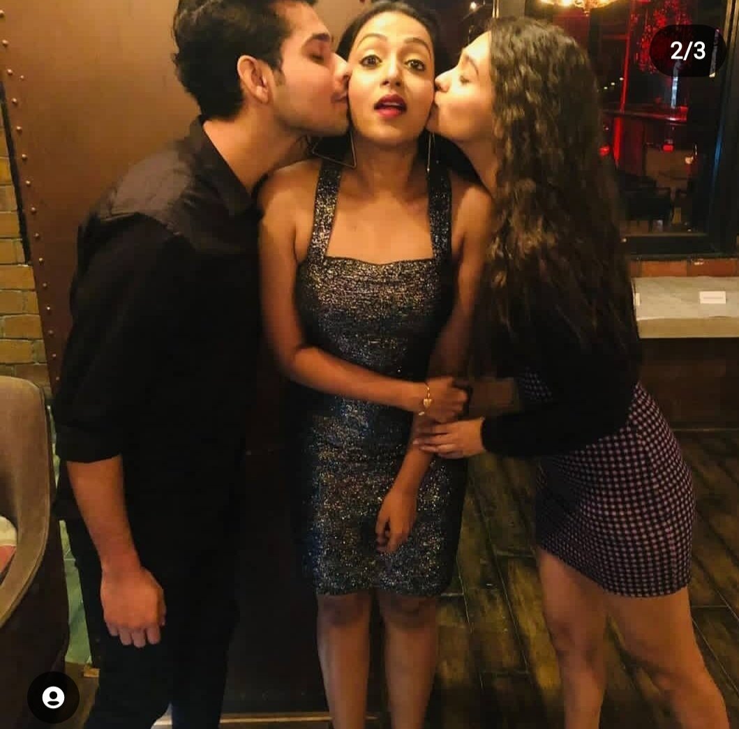 v_pranali_88's tweet photo. This three😍😍 also pranali is looking sexy 🥹🥹dev and pranali bond is pure ❤️❤️🌸🌸
#PranaliRathod #devaditya https://t.co/RCyhWh8KqB