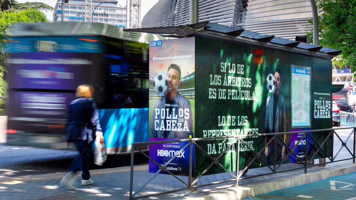 JCDecaux_ES's tweet photo. ¡Atención amantes del fútbol! ⚽🐔 @HBOMaxES  estrena la nueva serie "Pollos sin cabeza", protagonizada por Hugo Silva. Esta campaña se ha situado en uno de los lugares más concurridos en estos días: el Estadio Santiago Bernabéu.
#VivirloTodo #JCDecaux #PollosSinCabeza #HBOEspaña https://t.co/hL4RAP5ILs