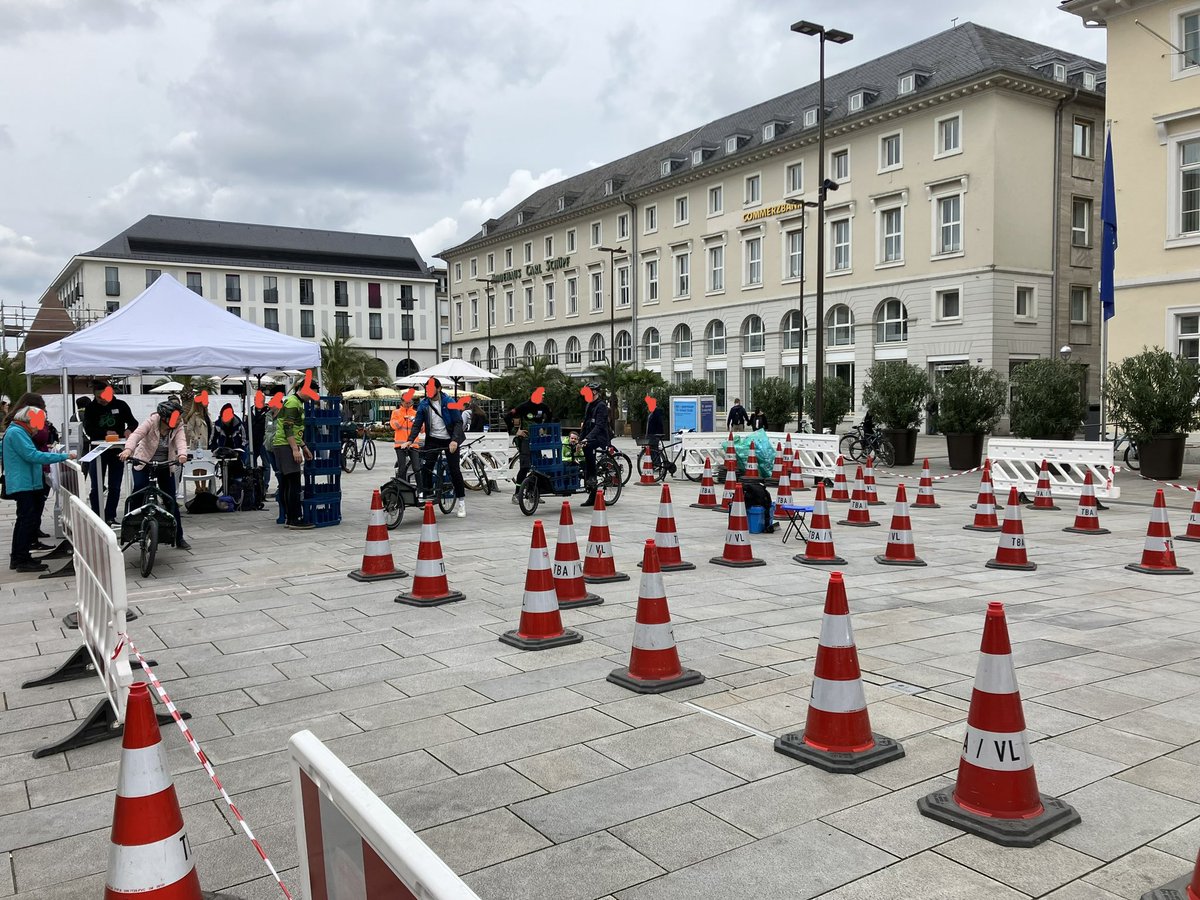 Jetzt live auf dem Marktplatz #Karlsruhe: Die Stadtverwaltung bietet einen Hindernisparcours für Lastenräder an. Wir finden: solche Strecken gibt es in der Stadt noch zu viele! 😁Jetzt unterschreiben, damit es besser wird!