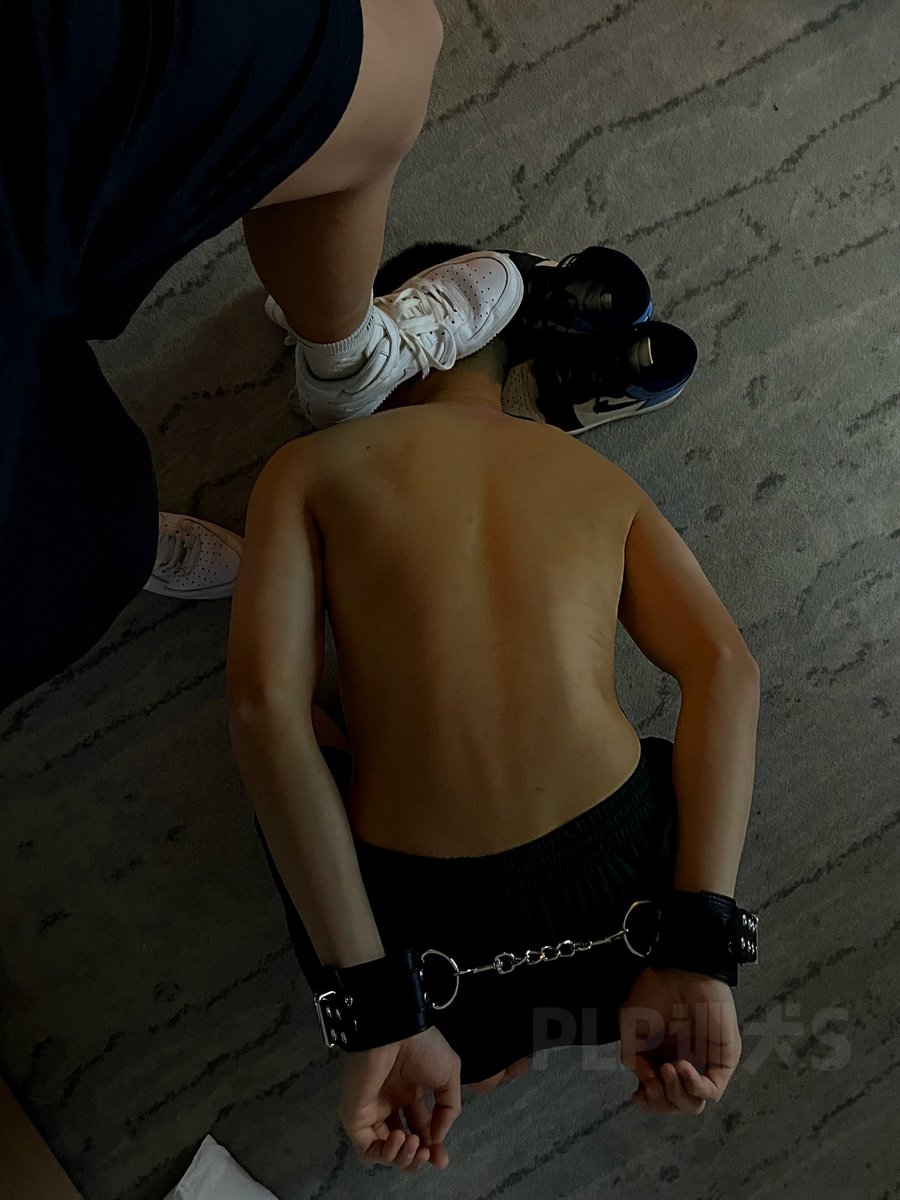 WDPLP's tweet photo. 爽吗？傻逼   
你爹穿了一周的臭袜子把你的狗头踩在里面闻满足了吧。还不满足那就跪下磕头求你爹赏你啊🤨 https://t.co/BygMWMkA5j