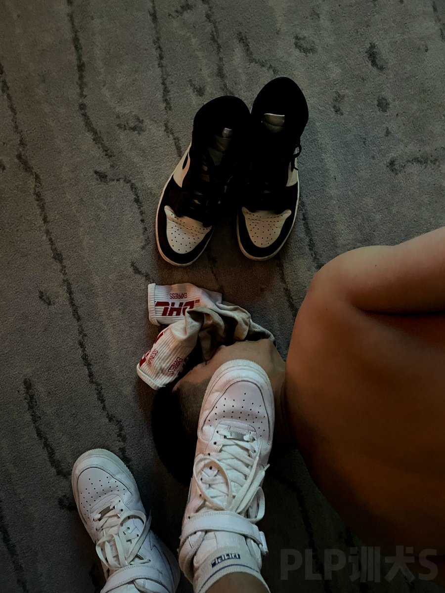 WDPLP's tweet photo. 爽吗？傻逼   
你爹穿了一周的臭袜子把你的狗头踩在里面闻满足了吧。还不满足那就跪下磕头求你爹赏你啊🤨 https://t.co/BygMWMkA5j