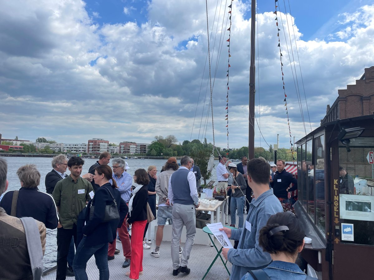 visitBerlinNews's tweet photo. Aktuell findet das erste Netzwerktreffen zum Thema #Wassertourismus statt, zu dem wir sowohl touristische Akteure als auch Vertreter:innen der wasserreichen Bezirke eingeladen haben, denn seit Jahren gewinnt der Wassertourismus in #Berlin an Beliebtheit ⛵️🚣⛴️ https://t.co/lZtW60fSqd