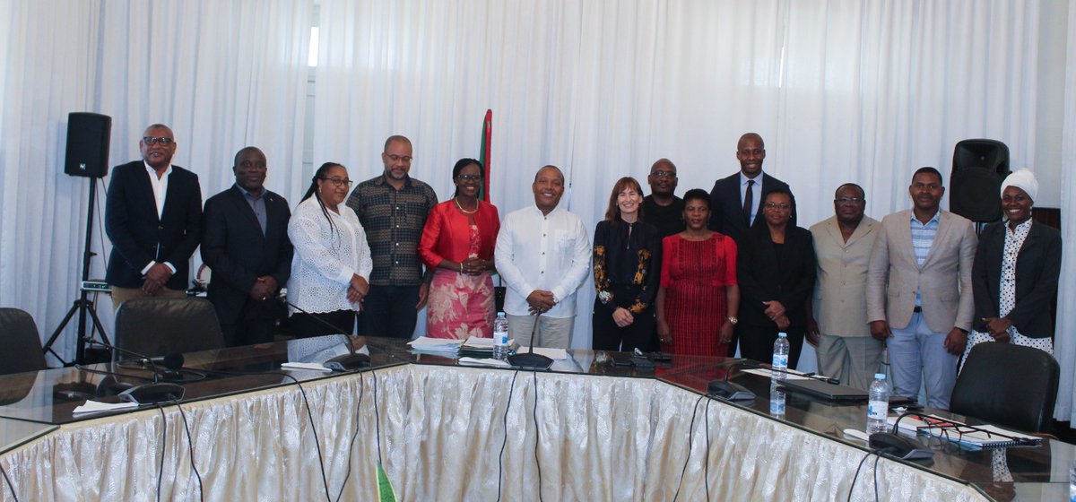 OMS_STP's tweet photo. Le gouvernement de 🇸🇹 a ouvert hier ses portes à l'@OMS_STP et à l'@UNICEFSTP pour le lancement du rapport mondial sur la situation des enfants. 
L'événement a eu lieu lors d'une session du Conseil des ministres. @GovernoSTP https://t.co/5EaFuM3Xnu