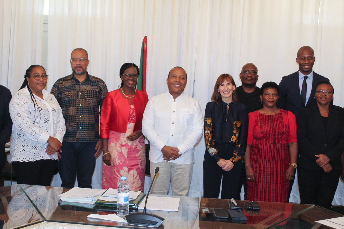 OMS_STP's tweet photo. Le gouvernement de 🇸🇹 a ouvert hier ses portes à l'@OMS_STP et à l'@UNICEFSTP pour le lancement du rapport mondial sur la situation des enfants. 
L'événement a eu lieu lors d'une session du Conseil des ministres. @GovernoSTP https://t.co/5EaFuM3Xnu