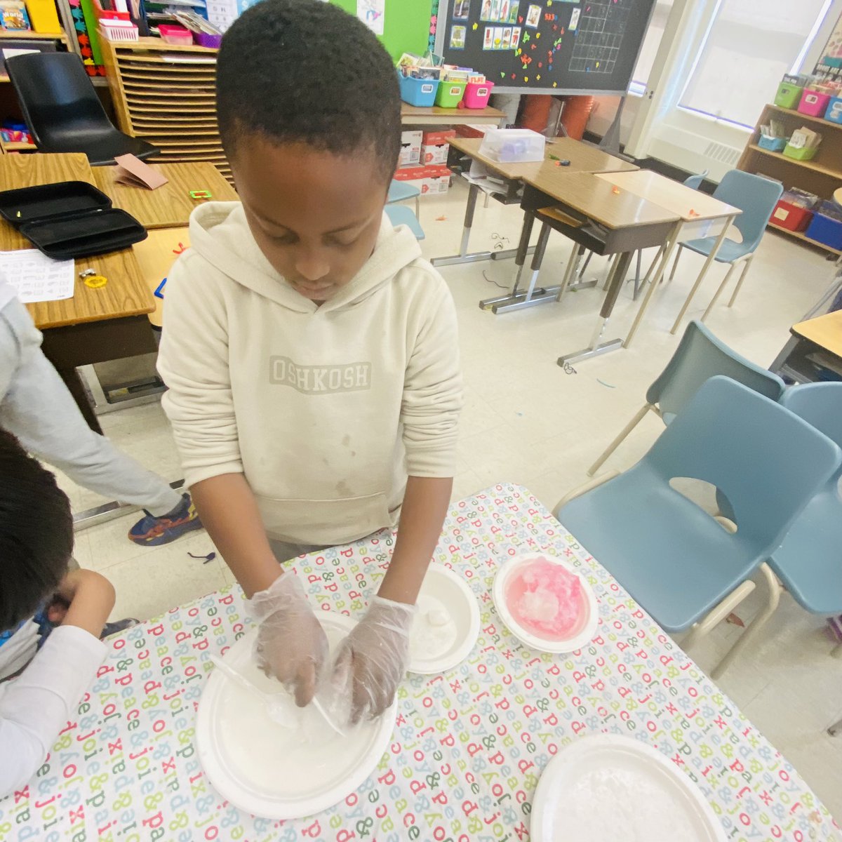 lobnafrench's tweet image. Salt &amp;amp; ice science experiment 🧪 How can we get the object out of  ice 🧊 critical thinking &amp;amp; problem solving with school age children! Way to go #plasp students #STEM 👏💙💛 @PLASP_CCS