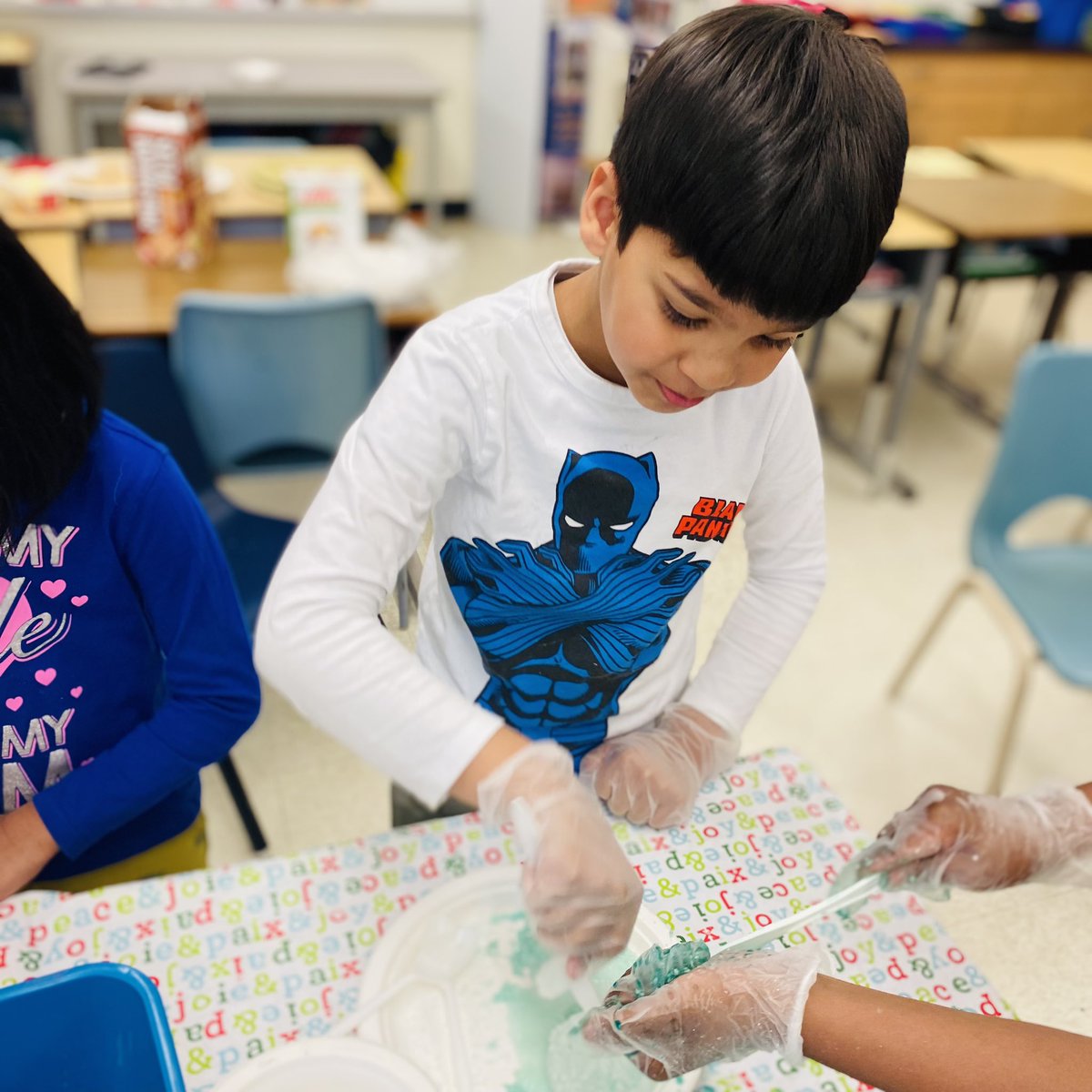 lobnafrench's tweet image. Salt &amp;amp; ice science experiment 🧪 How can we get the object out of  ice 🧊 critical thinking &amp;amp; problem solving with school age children! Way to go #plasp students #STEM 👏💙💛 @PLASP_CCS