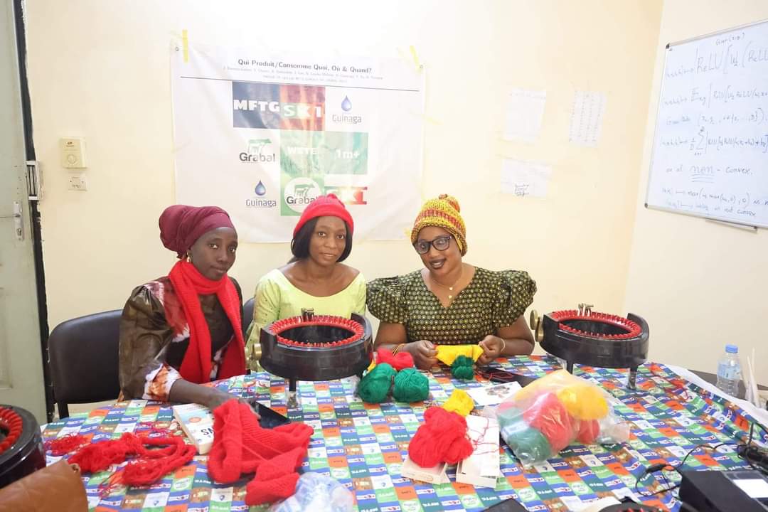 KedjuSogolo's tweet photo. Guinaga Knitting Club https://t.co/SZiH7XitPN