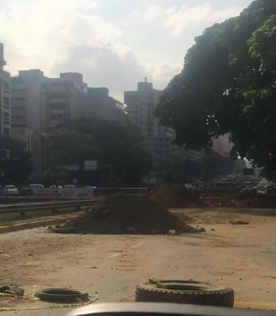 FMCENTER's tweet photo. #11Mayo | Av. Libertador - Continúa restringido el paso en la parte alta sentido Chacao a la altura de Las Palmas. 08:54a.m #TrafficCenter https://t.co/kB019hHe5W