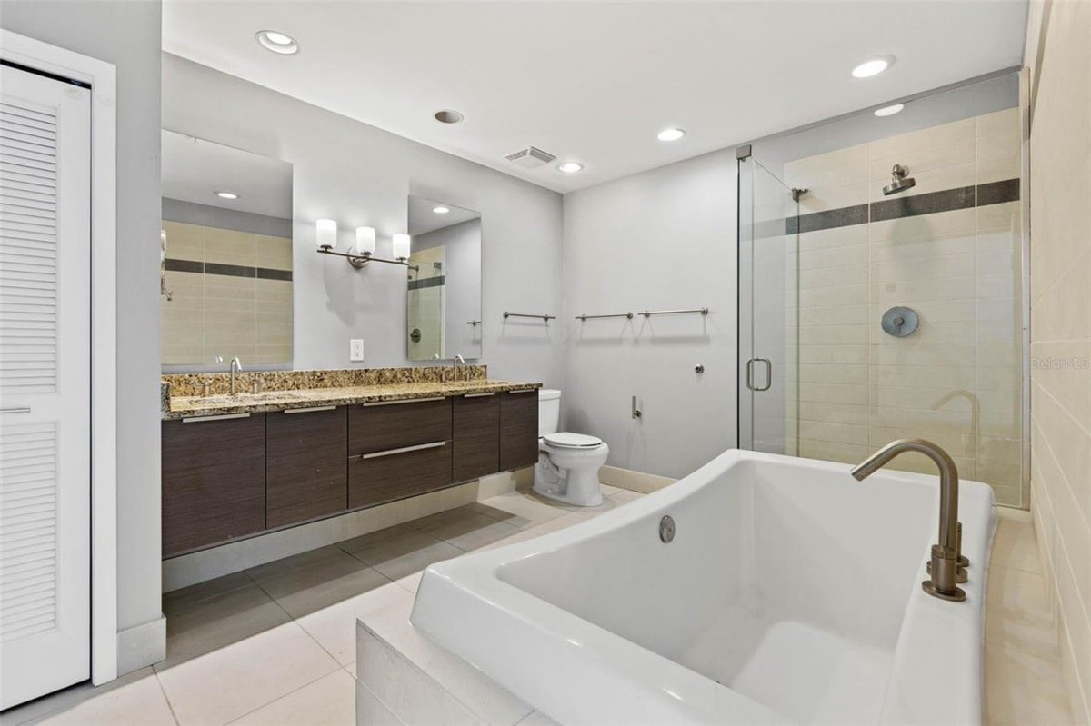 PropyInc's tweet photo. 1/📍Views, views, and more views!

This luxurious listing is situated in the bustling downtown area of St. Petersburg, offering residents convenient access to a variety of cultural and dining options. 

✅Agent: Julie Larsen 
✅Price: $1,295,000
https://t.co/TDpqJ8hBo6 https://t.co/d8S7TXAin1