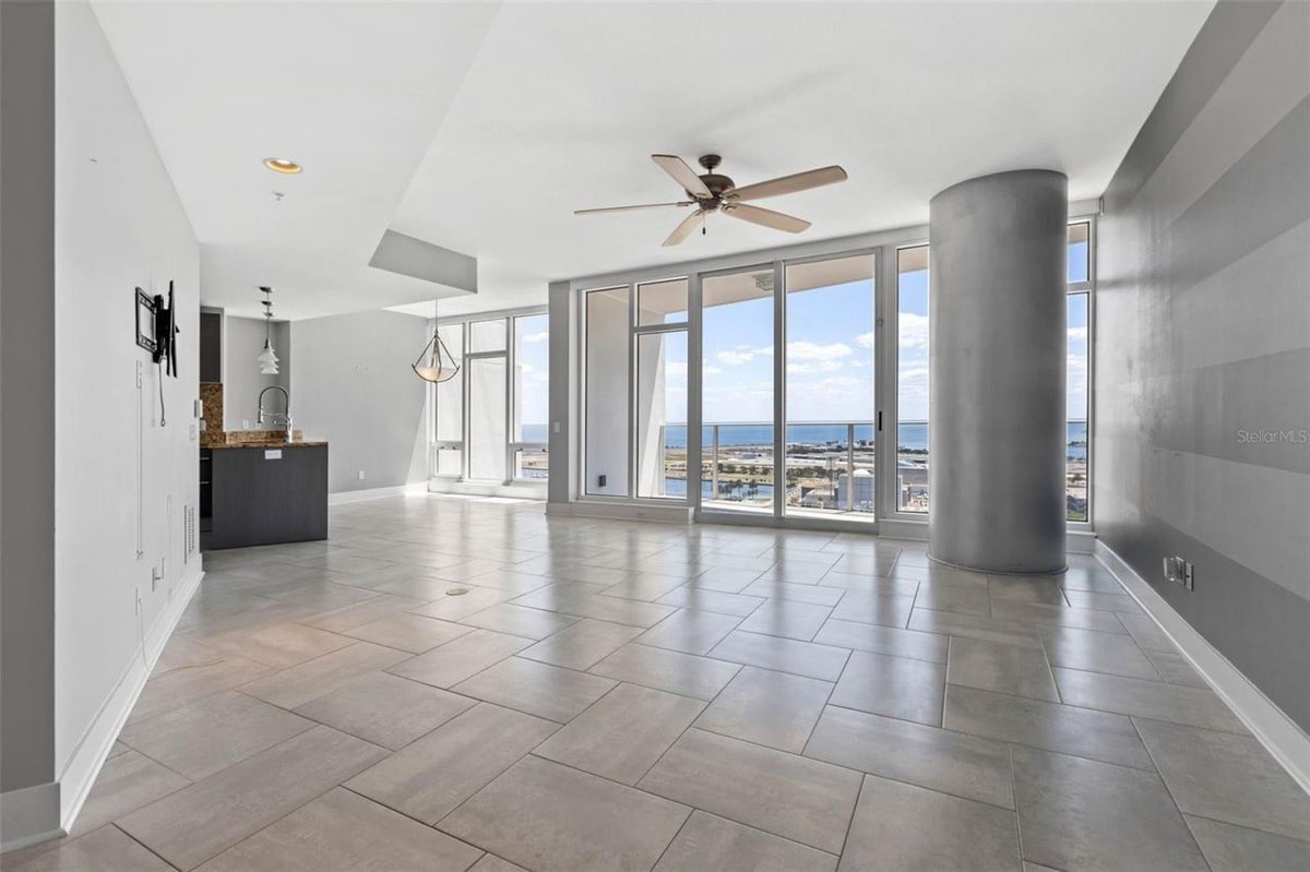 PropyInc's tweet photo. 1/📍Views, views, and more views!

This luxurious listing is situated in the bustling downtown area of St. Petersburg, offering residents convenient access to a variety of cultural and dining options. 

✅Agent: Julie Larsen 
✅Price: $1,295,000
https://t.co/TDpqJ8hBo6 https://t.co/d8S7TXAin1