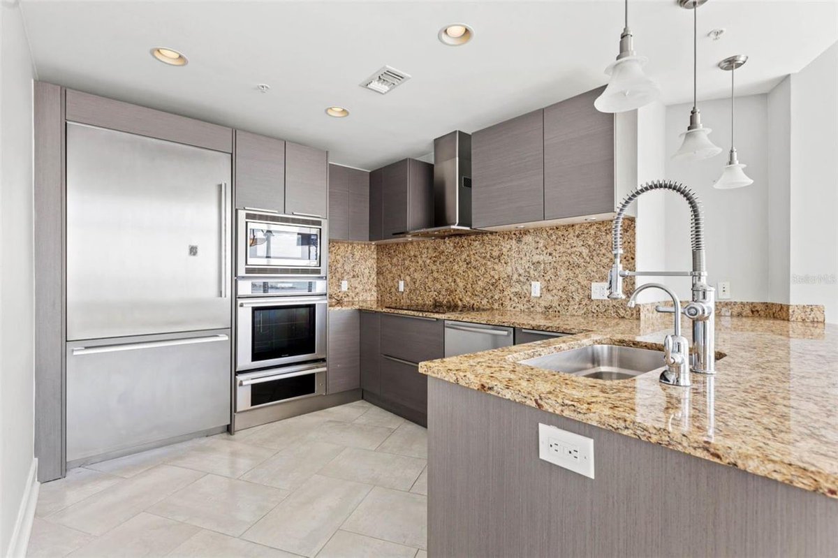 PropyInc's tweet photo. 1/📍Views, views, and more views!

This luxurious listing is situated in the bustling downtown area of St. Petersburg, offering residents convenient access to a variety of cultural and dining options. 

✅Agent: Julie Larsen 
✅Price: $1,295,000
https://t.co/TDpqJ8hBo6 https://t.co/d8S7TXAin1