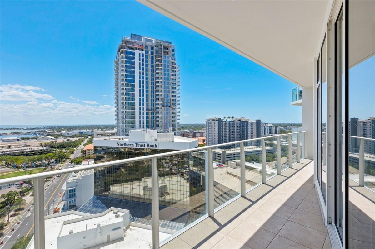 PropyInc's tweet photo. 1/📍Views, views, and more views!

This luxurious listing is situated in the bustling downtown area of St. Petersburg, offering residents convenient access to a variety of cultural and dining options. 

✅Agent: Julie Larsen 
✅Price: $1,295,000
https://t.co/TDpqJ8hBo6 https://t.co/d8S7TXAin1