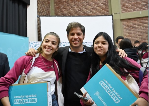 laruedanoticias's tweet photo. "KICILLOF ENTREGÓ COMPUTADORAS EN GRAL. VILLEGAS Y ANUNCIÓ OBRAS PARA 2 ESCUELAS LOCALES POR MÁS DE $119 MILLONES"
https://t.co/QHnCqIHH7K https://t.co/Bgh2gClmUD