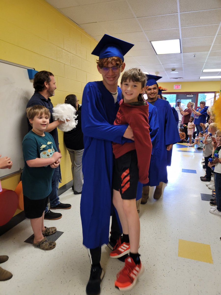 BurrussSandy's tweet photo. When brothers meet at the Senior Walk down the elementary halls, this happens! One is a 4th grader moving up to middle school and the other is a Senior moving on to the next step in life. So proud of both of them!  ❤️ #ccesdukes #WeAreCuCPS https://t.co/nwGJMzmi4m