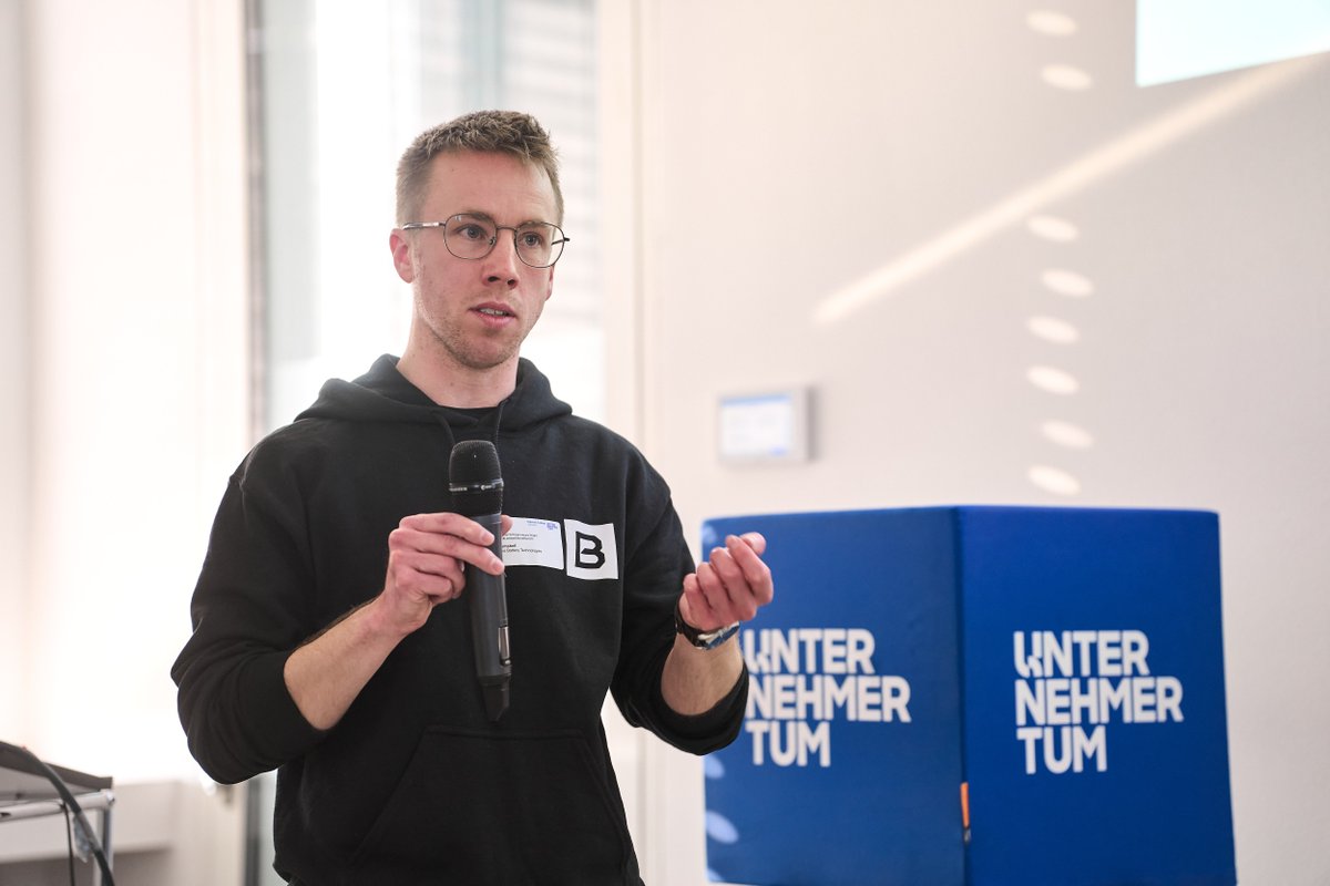 BreatheBT's tweet photo. Our CEO, Dr Ian Campbell at International Entrepreneurs' Night @utum_muc. Munich-London collaboration on technology for #mobility.
@InvestinBavaria / @ImperialIdeas / @ICEnterpriseLab / @TU_Muenchen
Images: Fabian Vogl
#LondonMeetsMunich #batteries #futureisclean https://t.co/cMED9Bonah