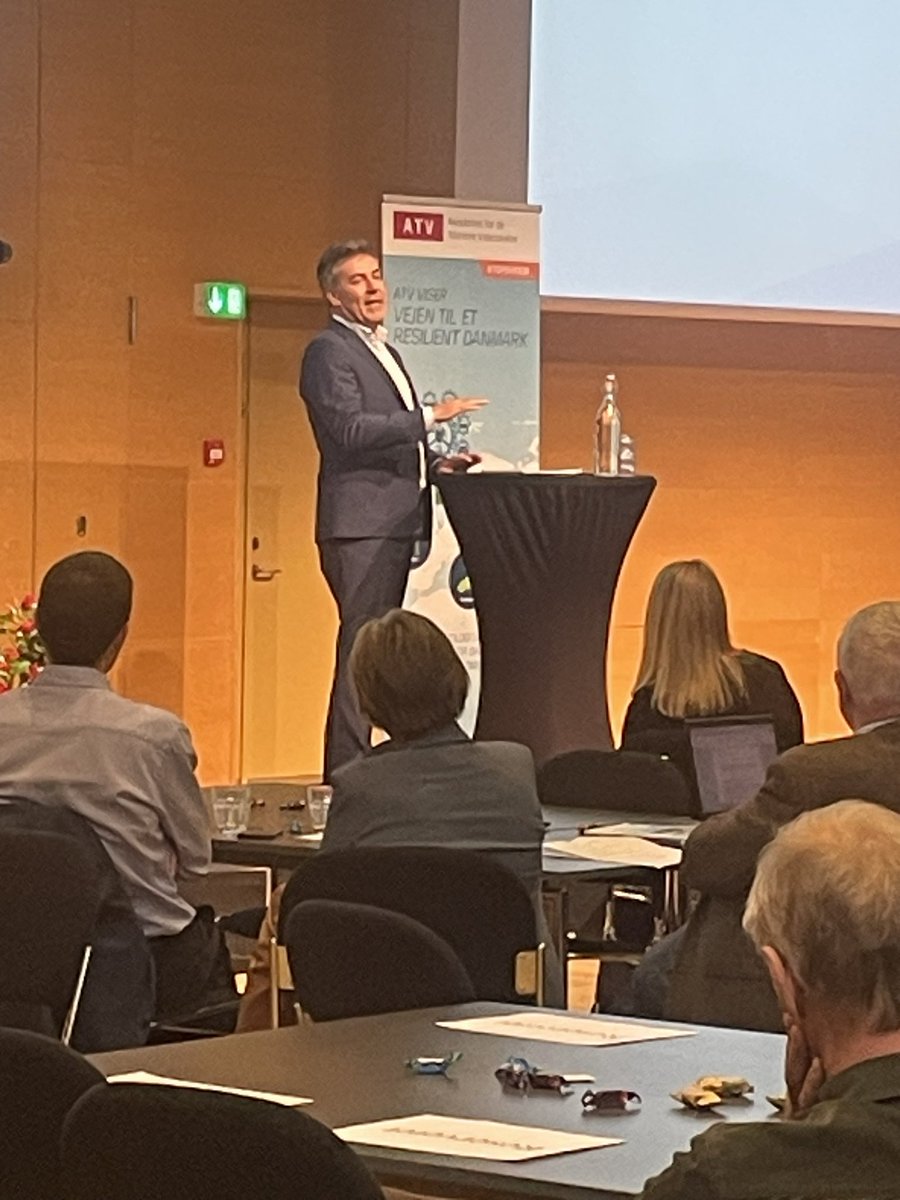 majaATV's tweet photo. Klima-, Energi- og Forsyningsminister @L_Aagaard peger på, at det er en udfordring at få folket med til store tiltag på klimaområdet - reformerne er svære, siger han på @ATVdks årsmøde. Brug for at skabe opbakning til nye teknologier #top5viden https://t.co/T61F1gRCwo