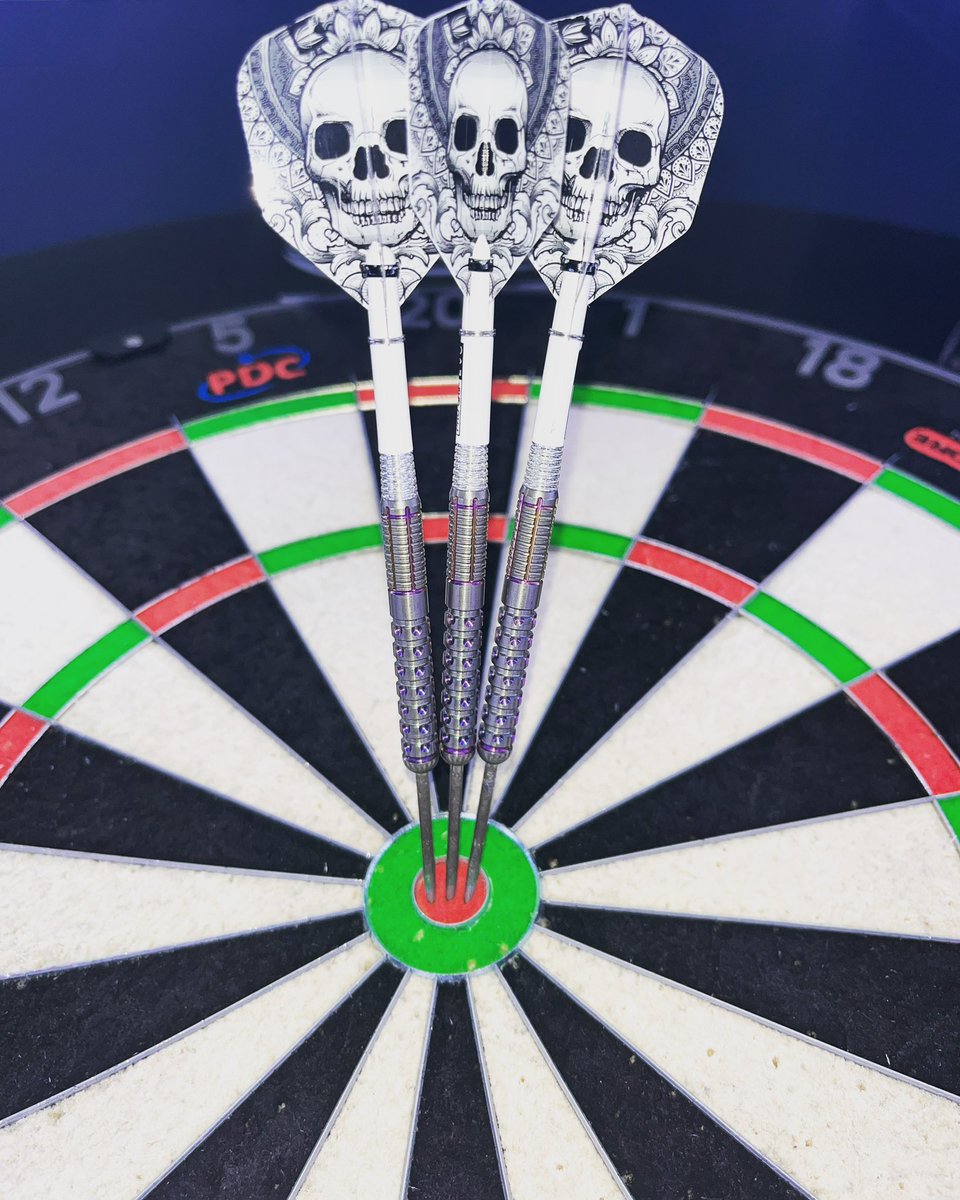 Honey_Badger180's tweet photo. What a beautiful set we have in today👏🏻🎯 @Wayne501Mardle darts courtesy of @DartsCollective #Darts #Hawaii501 https://t.co/FTF0M5OPc4