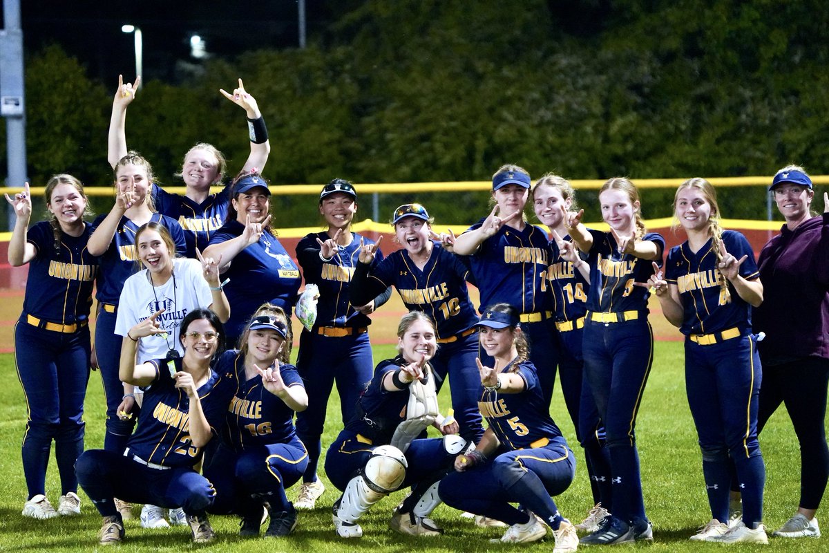 UHS beats Rustin 4-3 under the lights on Monday! 

Shannon Megill-2 run HR to answer Rustin's early run. Rustin scored 2 in the 6th taking the lead, Madison Parisi-2B hit with bases loaded the top of the 7th (4-3). Jillian Heimberger played outstanding D! 

Great win! 🤘🥎🔥