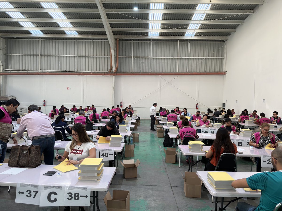 Jorge_dlp's tweet photo. En el @IEC_Coahuila, en conjunto con @INECoahuila, iniciamos el operativo de conteo y sellado de boletas electorales. #ProcesoElectoral2023 #Coahuila @INEMexico https://t.co/69mYVAgjQ3