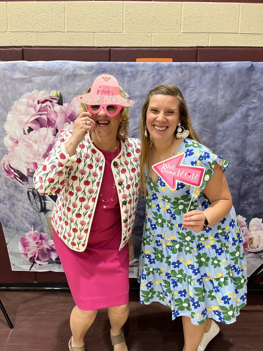 Muffins for Mom’s <a href="/SB_ESPanther/">Stony Brook ES</a> for one final time with the best mom out there, <a href="/SBrookprincipal/">Diane Grondin</a>. An extra bonus I got to see my former 3rd grade friend! ☕️🍩