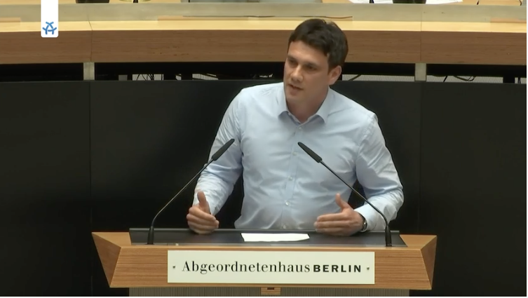 LinksfraktionB's tweet photo. Insolvenz #Galeria #Karstadt. @DValgolio: "Signa braucht  einen heftigen Schuss vor den Bug. Darum fordern wir mit dem Antrag den Senat auf, die Bebauungsplanverfahren, die auf Wunsch von Signa für die Immobilien Herrmannplatz und KuDamm begonnen worden sind, sofort zu stoppen." https://t.co/r609wp88P8
